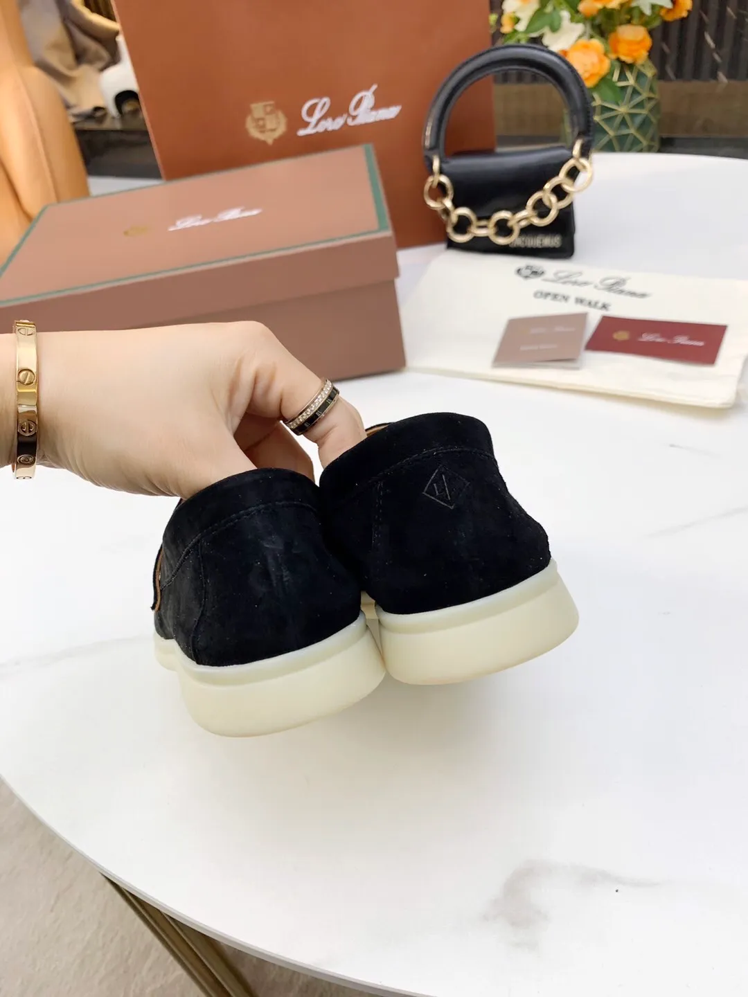 👟👟Ex-factory price 480👟👟 Women's shoe factory Loro 👟👟Ex-factory price iana founded the existing Loro 👟👟Ex-factory price iana company on April 24, 1924. It is now the sixth generation of family business, providing the best quality products to customers who are discerning about taste and quality. Imported original fabrics. Imported Sheep Beijing, made of plain calfskin lining. Hand-sewn thread. Original packaging. Size: Women's 35-42, Men's 38-45, Women's 41/42, Men's 38/45. Customized and non-returnable.